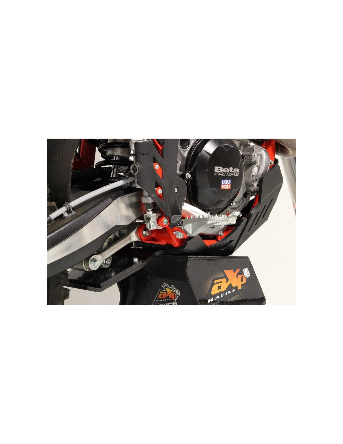 Vue rapprochée de la protection de biellette du du sabot en plastique PEHD pour Beta enduro 4T