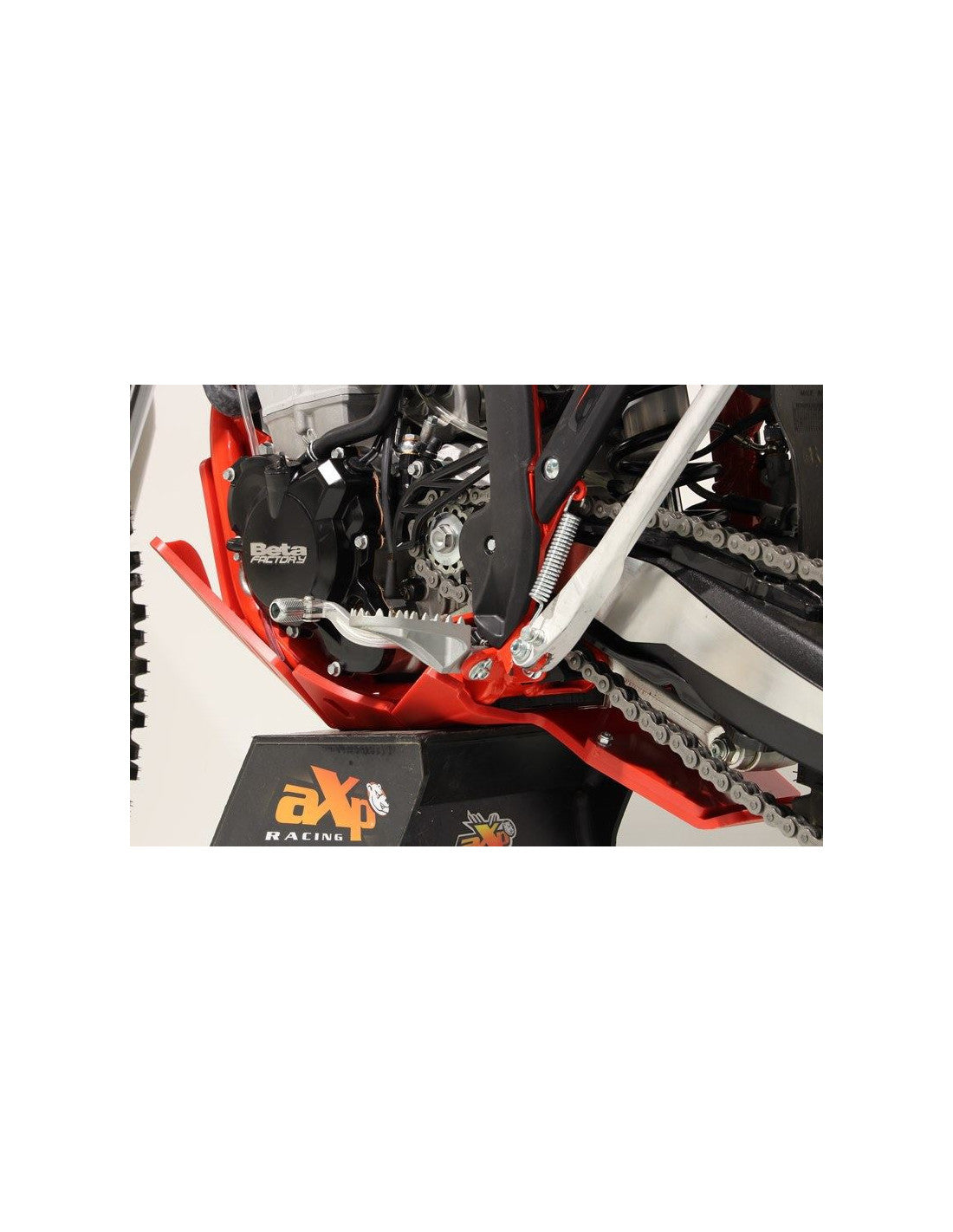 Vue arrière du sabot rouge en plastique PEHD avec protection de biellette pour Beta enduro 4T
