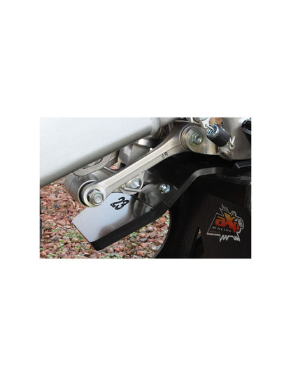 Vue rapprochée de la protection de biellette du sabot noir en plastique PEHD pour Honda CRF450L - CRF450XR