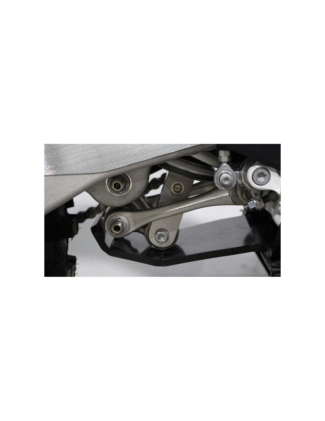 Vue rapprochée de la protection de biellette du sabot noir en plastique PEHD pour Husqvarna FE250 - FE350