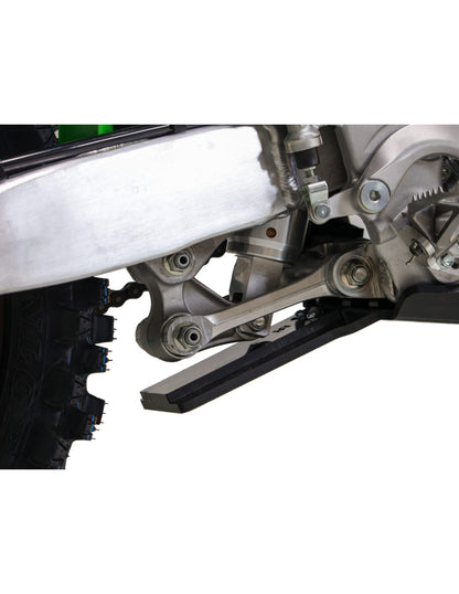 Vue rapprochée de la protection de biellette du sabot noir en plastique PEHD pour Kawasaki KX250 / KX250X
