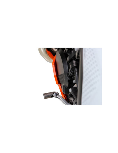 Vue rapprochée de la protection du carter gauche pour KTM 250EXC et 300EXC