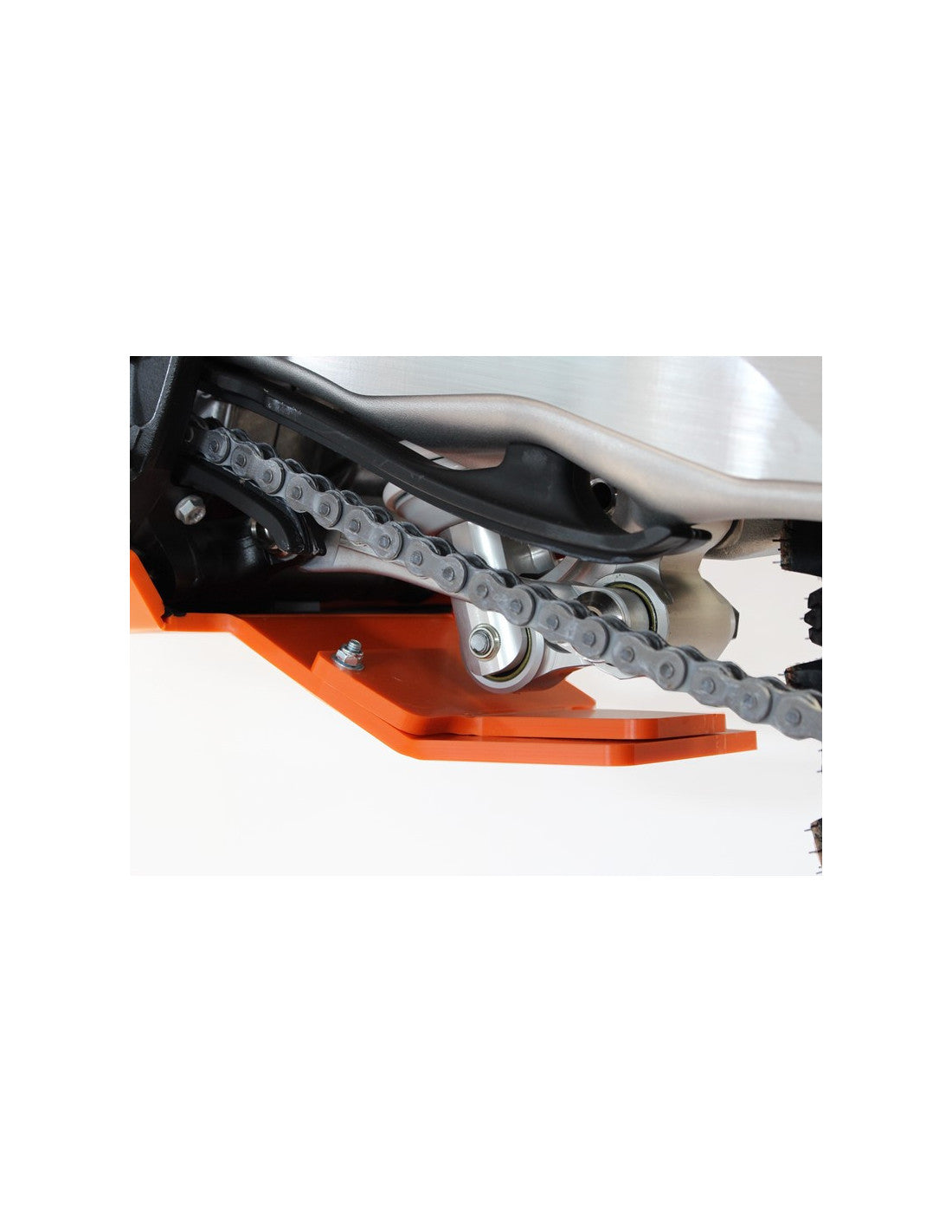 Vue rapprochée de la protection de biellette du sabot orange en plastique PEHD 8mm pour KTM 250SX - 300XC