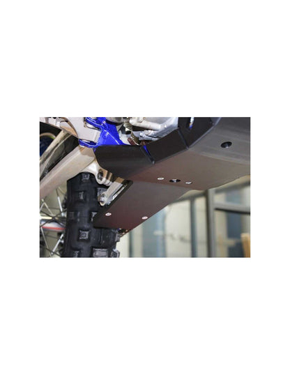 Vue rapprochée du sabot noir en plastique PEHD avec protection de biellette pour Sherco 125SER