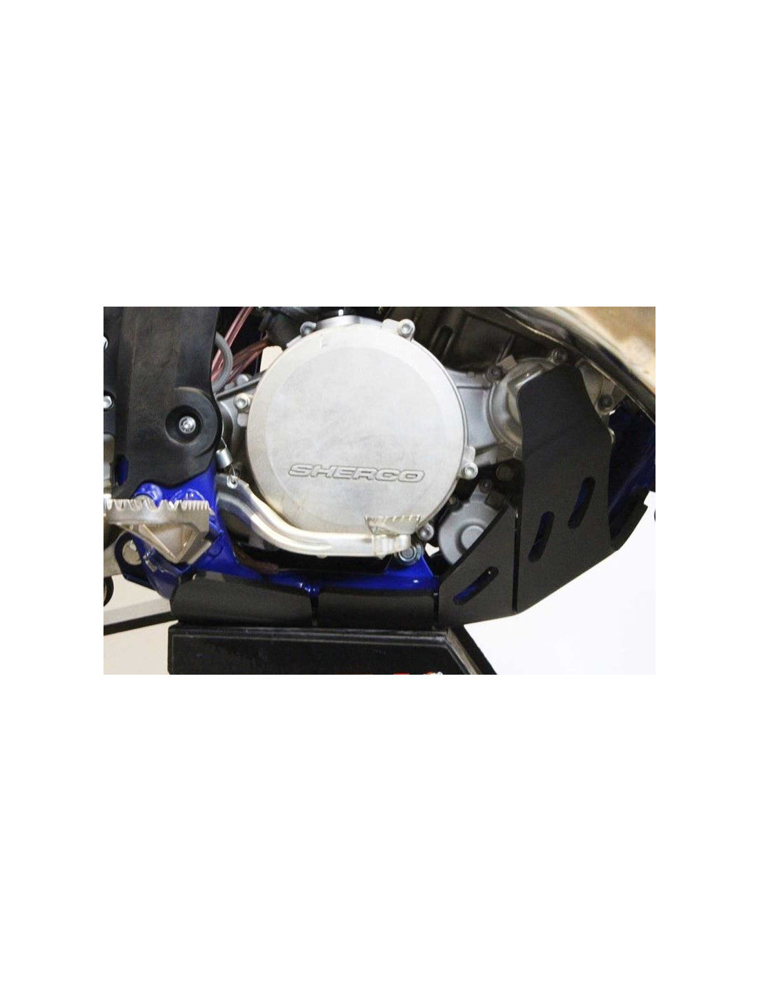 Vue de côté du sabot noir en plastique PEHD avec protection de biellette pour Sherco 125SER