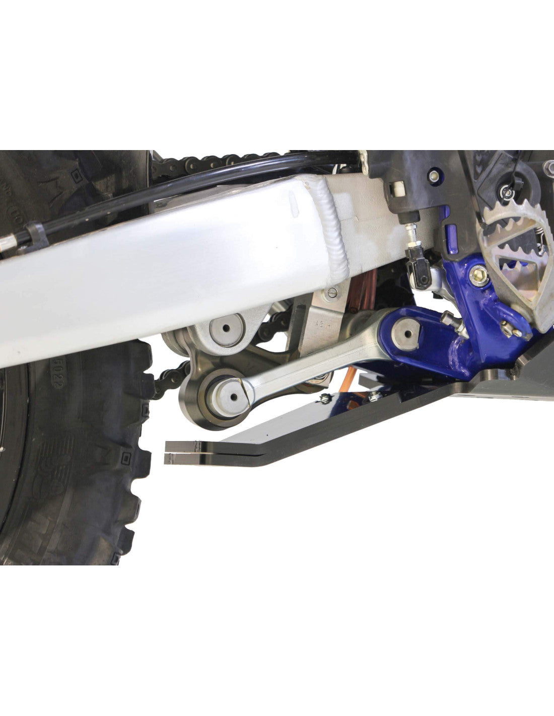 Vue rapprochée de la protection de biellette du sabot noir en plastique PEHD pour Sherco 125SE Factory
