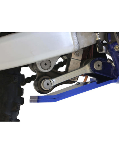 Vue rapprochée de la protection de biellette du sabot bleu en plastique PEHD pour Sherco 125SE Factory