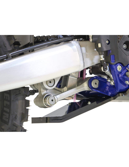 Vue rapprochée de la protection de biellette du sabot noir en plastique PEHD pour Sherco SE250 - SE300 Factory