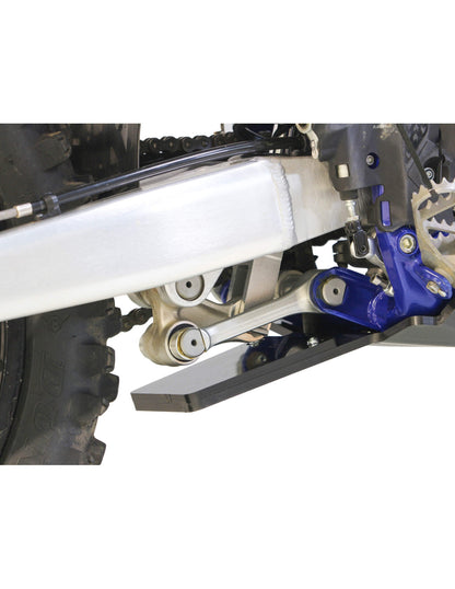 Vue rapprochée de la protection de biellette du sabot noir en plastique PEHD pour Sherco SEF450 / SEF500 Factory