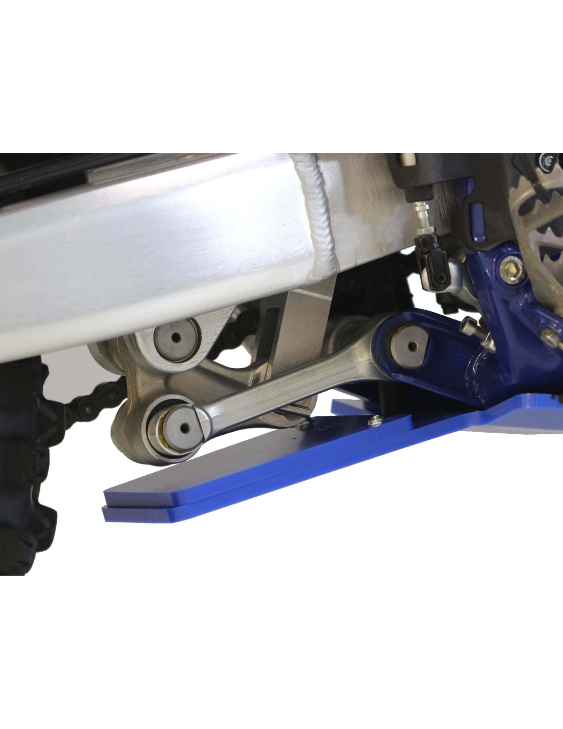 Vue rapprochée de la protection de biellette du sabot bleu en plastique PEHD pour Sherco SEF450 / SEF500 Factory
