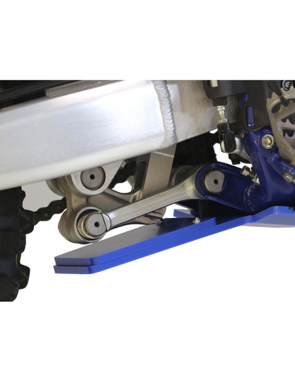 Vue rapprochée de la protection de biellette du sabot bleu en plastique PEHD pour Sherco SEF450 / SEF500 Factory