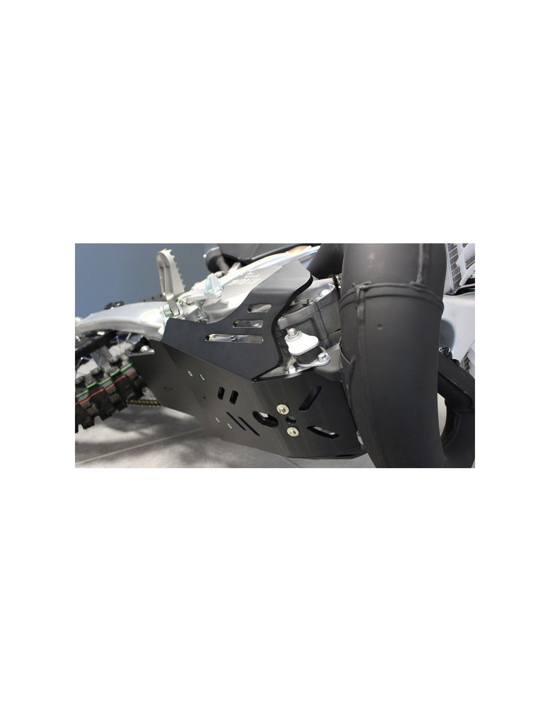 Vue de dessous du sabot noir en plastique PEHD avec protection de biellette pour Yamaha YZ250 - WR250 - YZ250X