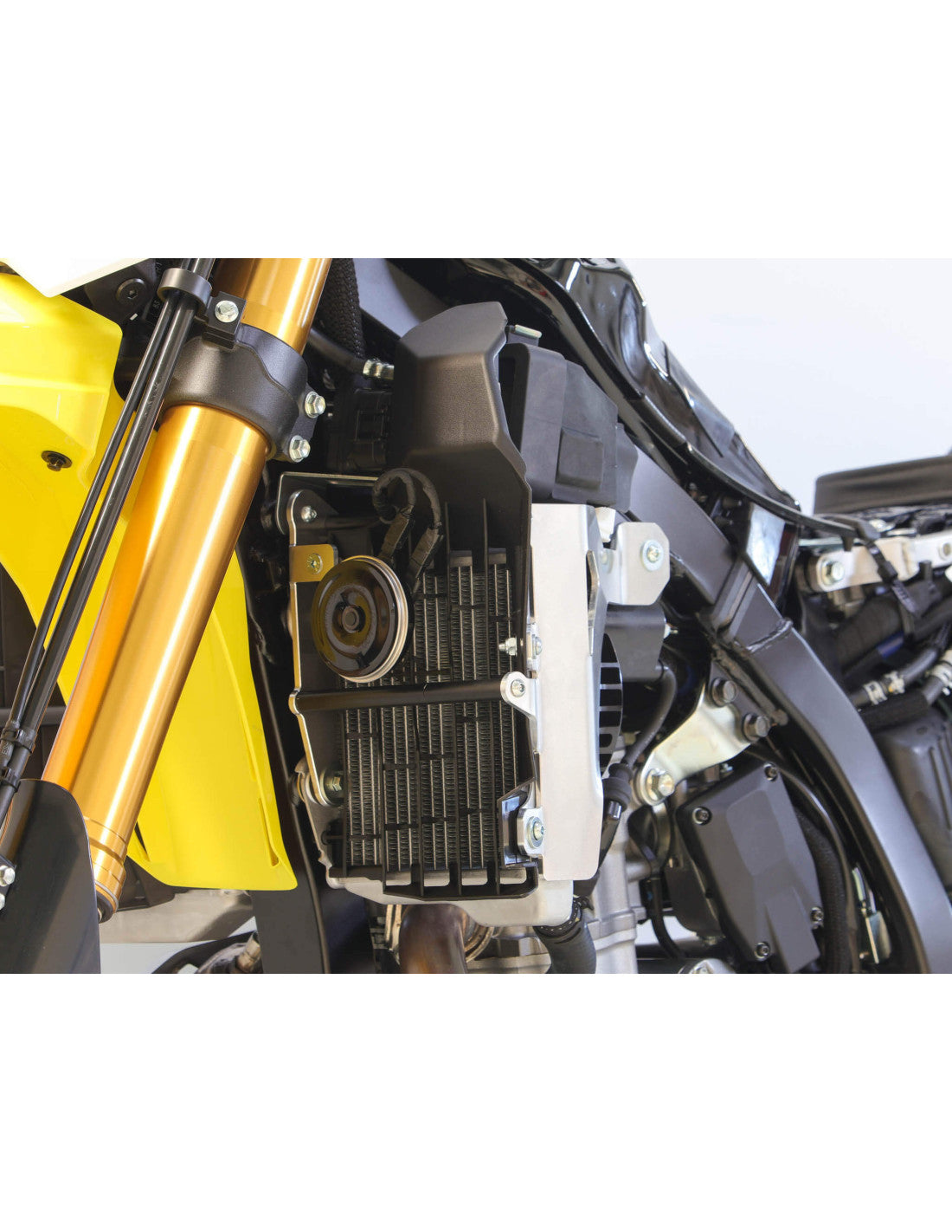 Vue latérale gauche des protections de radiateurs en aluminium avec entretoises noires pour Suzuki DR-Z4S