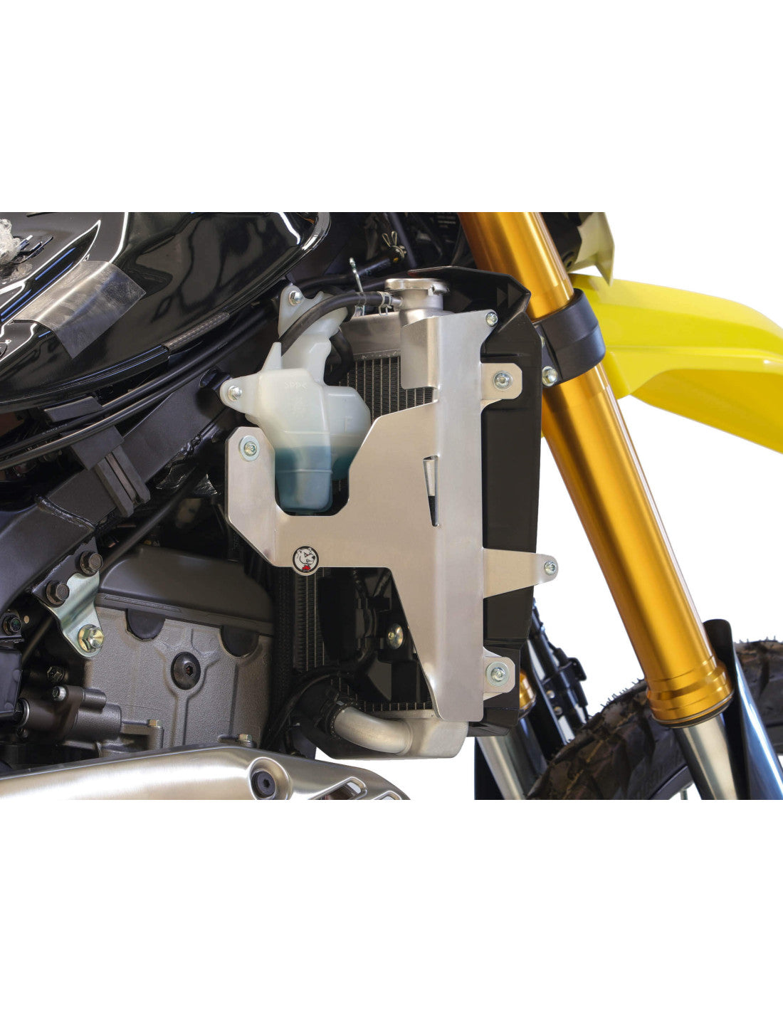 Rear right view of the radiator braces in aluminum with black spacers for Suzuki DR-Z4S