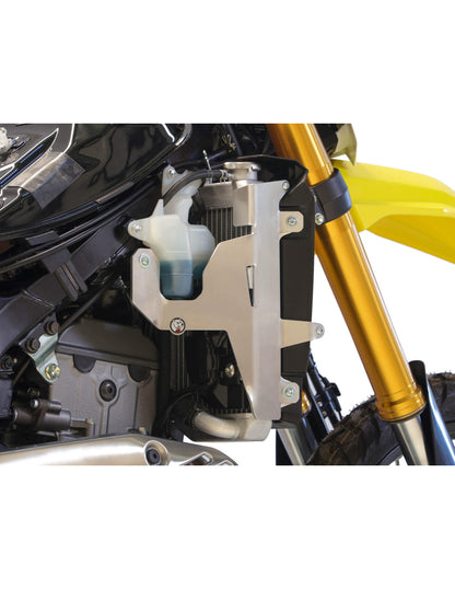 Rear right view of the radiator braces in aluminum with black spacers for Suzuki DR-Z4S