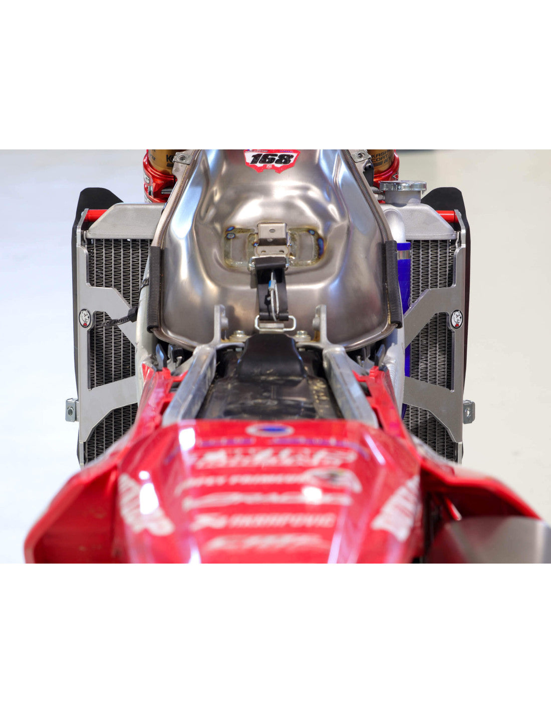 Rear view of the radiator braces in aluminum with red spacers for Honda CRF450R / CRF450RX