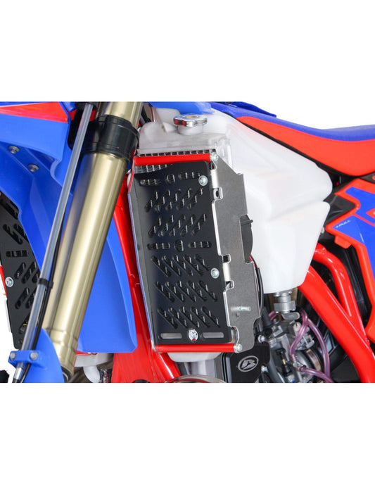 Side view of the radiator guards made of 4mm thick aluminum and 6mm thick HDPE plastic for Beta 125RR, 200RR, 250RR et 300RR Rac