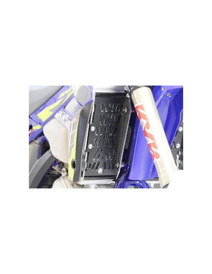 Vue latérale droite des protections de radiateurs en aluminium pour Sherco SE250R / SE300R