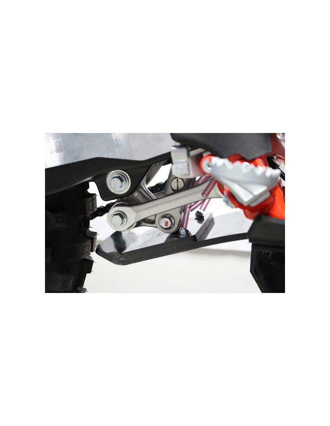Vue rapprochée de la protection de biellette du sabot noir en plastique PEHD avec protection de biellette pour Beta 250 - 300RR