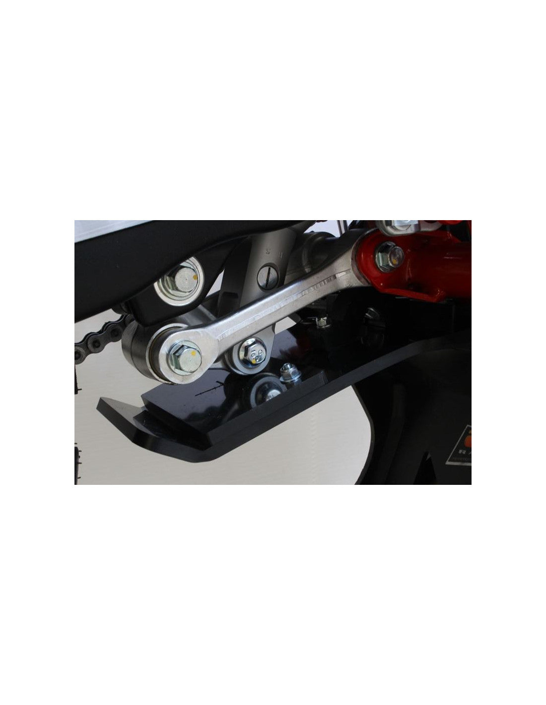 Vue rapprochée de la protection de biellette du sabot noir en plastique PEHD avec protection de biellette pour Beta Enduro 4T
