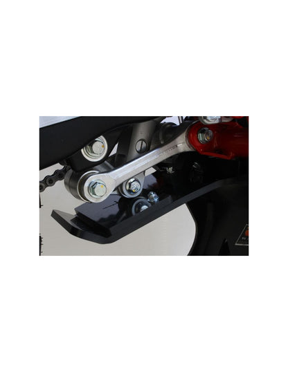 Vue rapprochée de la protection de biellette du sabot noir en plastique PEHD avec protection de biellette pour Beta Enduro 4T