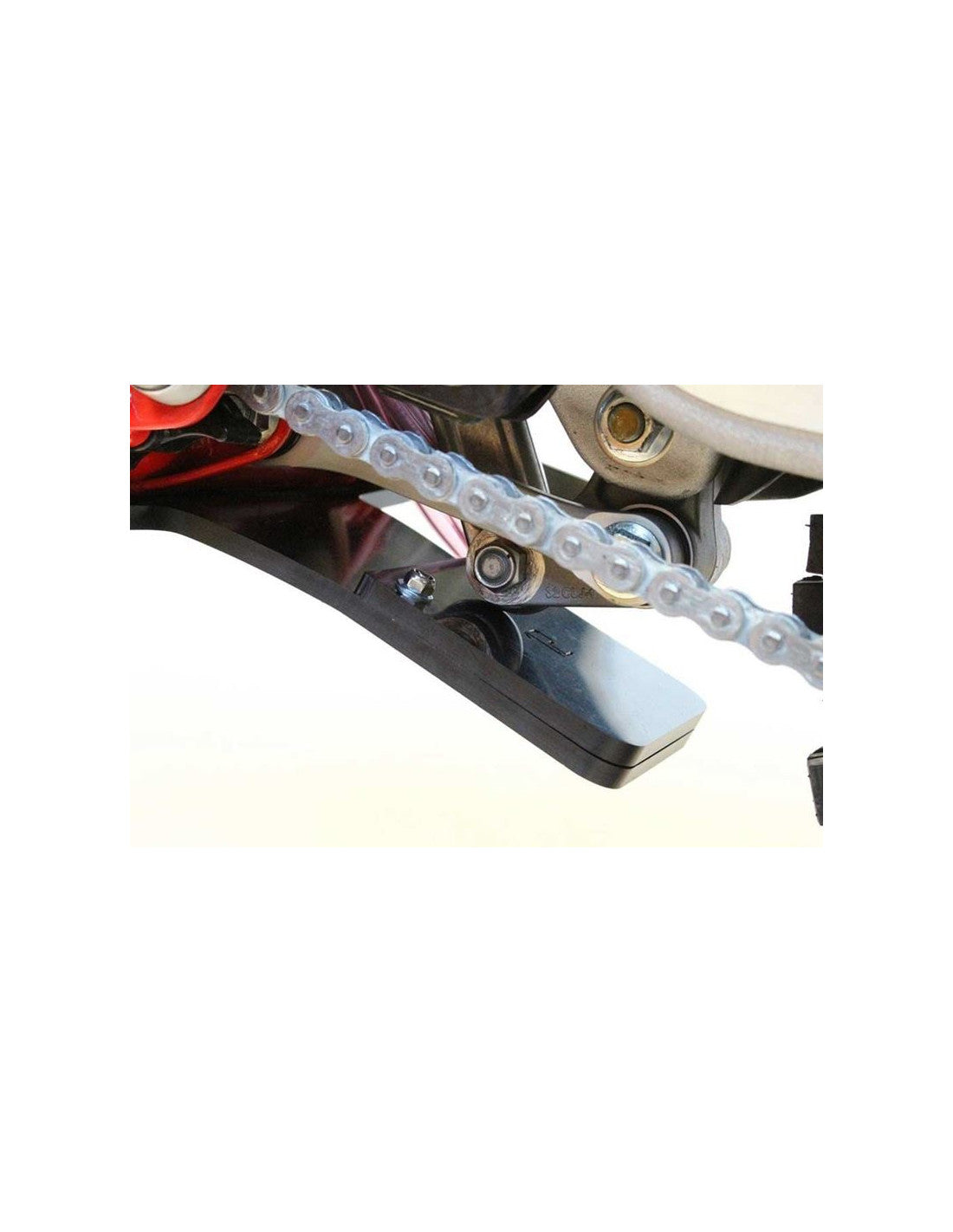 Vue rapprochée de la protection de biellette du sabot noir en plastique PEHD pour GasGas Enduro 2T