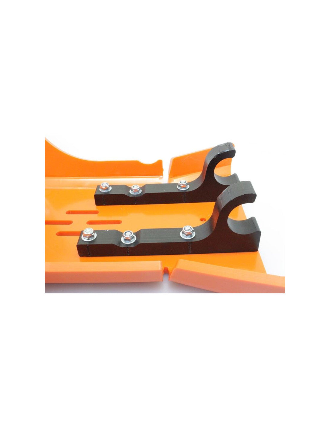 Vue rapprochée des fixations arrières du sabot orange en plastique PEHD pour KTM 450EXCF - 500EXCF
