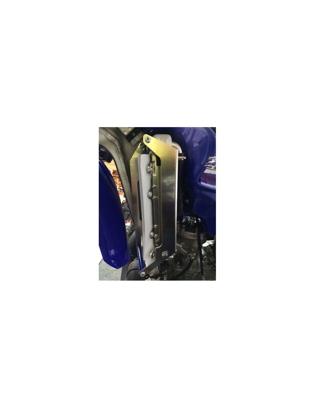 Vue de côté des protections de radiateurs en aluminium pour Yamaha YZ125